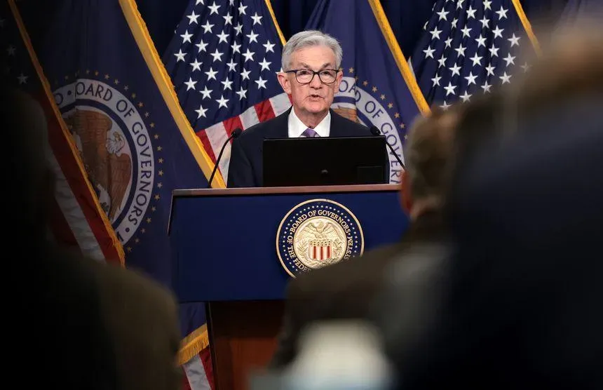 美联储主席打压三月降息预期，比特币应声跌破 4.25 万美元
