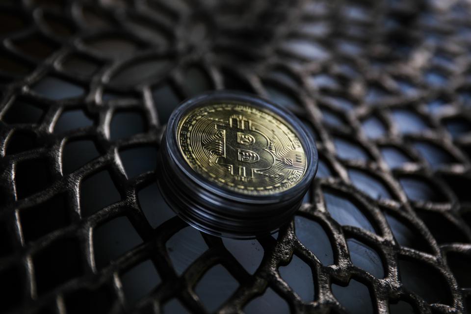 CeFiとDeFi：相互補完し、融合へ向かう