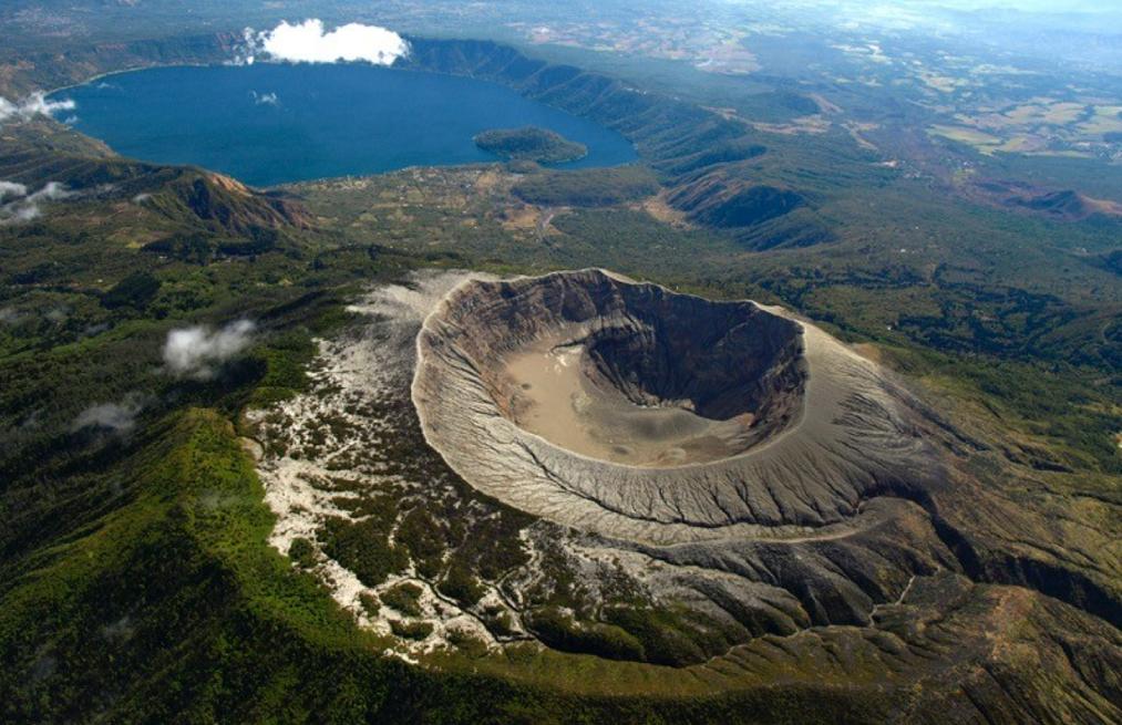 萨尔瓦多比特币实验一周年：火山里喷涌的BTC，是财富还是灾难？